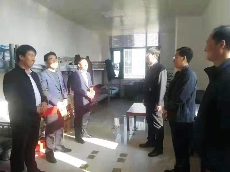 工業(yè)園區管委會(huì )、泓源公司慰問(wèn)園區機關(guān)保安門(mén)衛等一線(xiàn)人員(圖2)