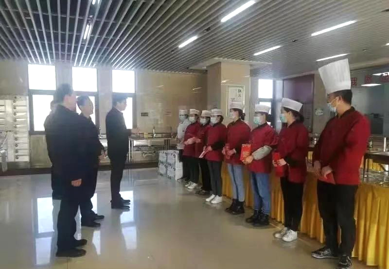 工業(yè)園區管委會(huì )、泓源公司慰問(wèn)園區機關(guān)保安門(mén)衛等一線(xiàn)人員(圖3)