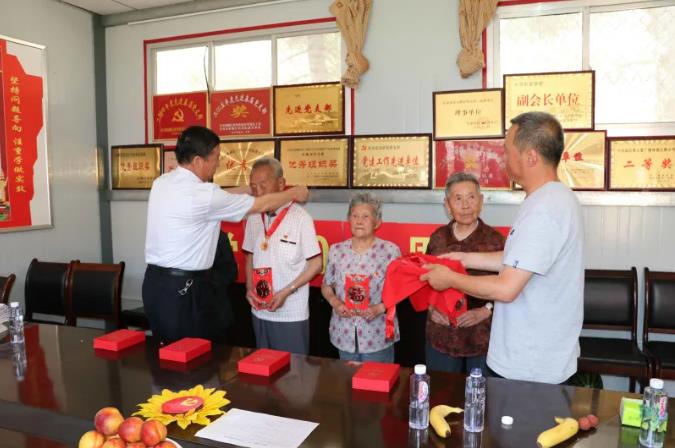 走訪慰問老黨員 深入實(shí)際學(xué)黨史—— 市政府國資委慰問泓源公司老黨員、困難黨員(圖2)