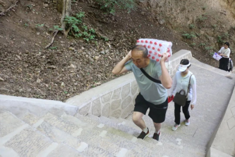 助力文旅市場(chǎng) 展示產(chǎn)投風(fēng)采——市產(chǎn)投集團組織開(kāi)展員工登山比賽活動(dòng)(圖6)
